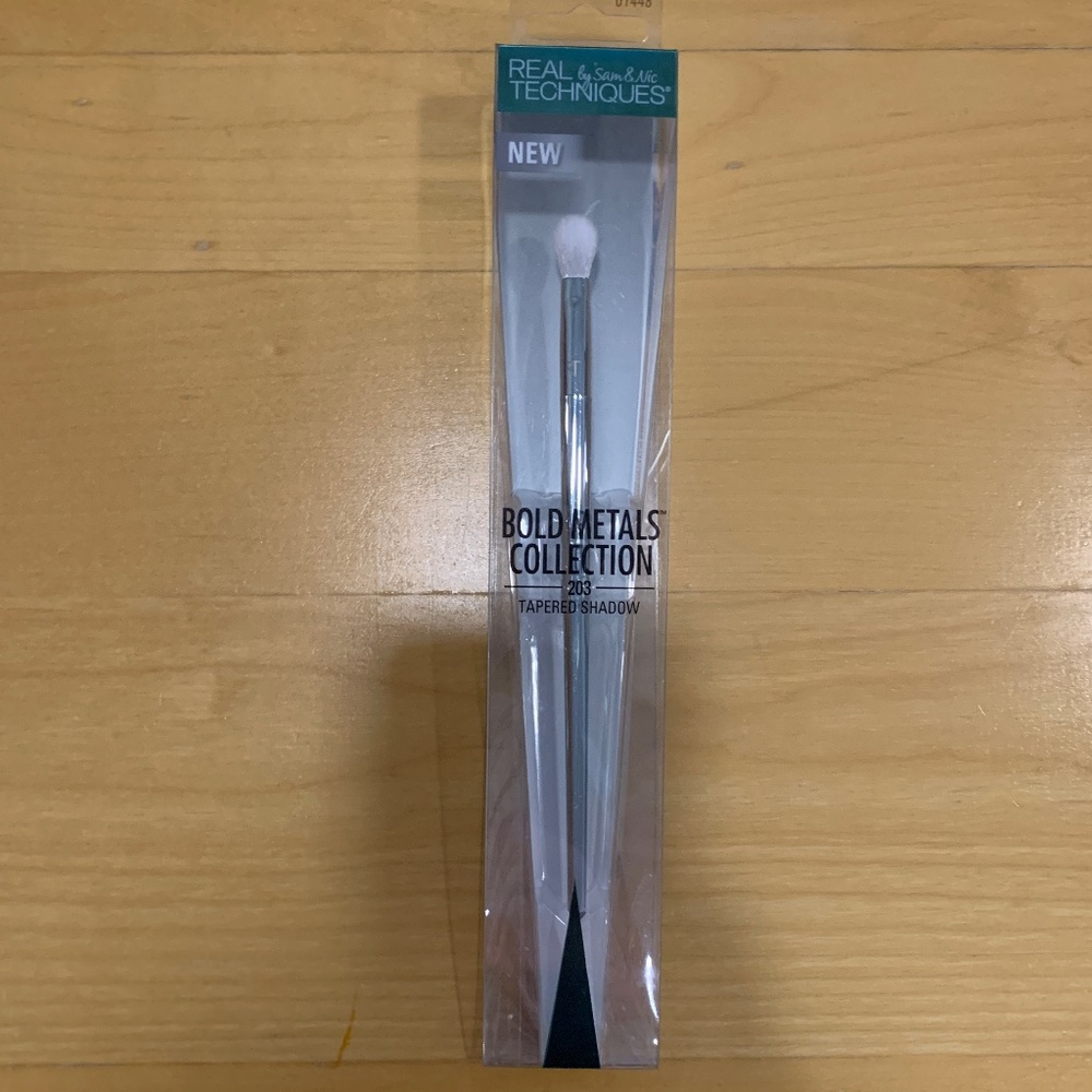 NEW Real Techniques Bold Metal Collection no.203 tapered shadow